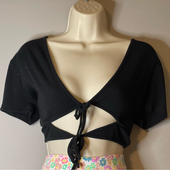 Front tying black crop top - Picture 1 of 2
